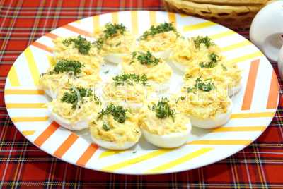 Фаршированные яйца с тунцом и оливками