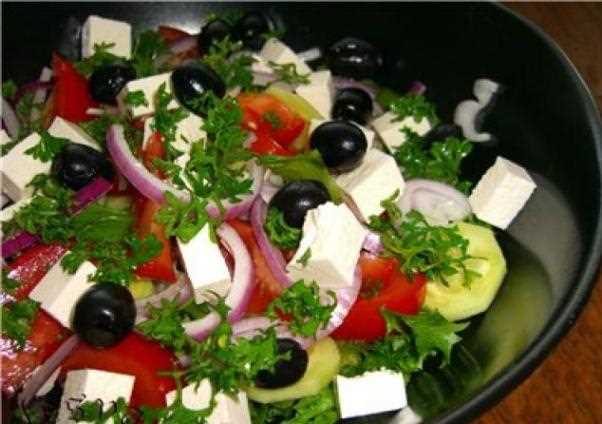 Греческий салат с оливками и фетой
